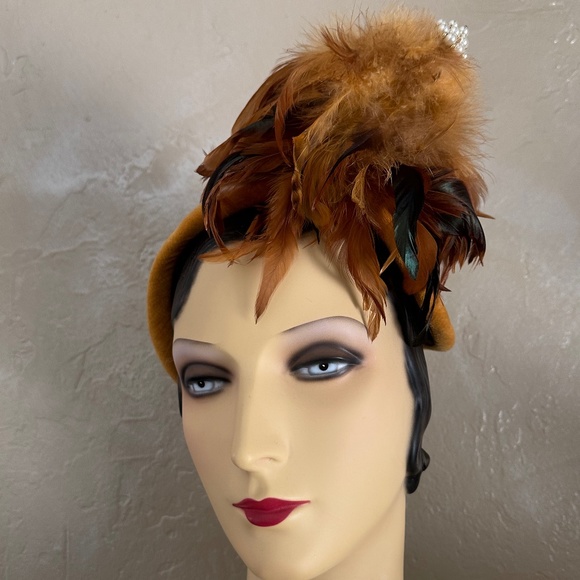 GLORIOUS 1950s' MUSTARD COLOR DOTTED VELOUR AND FEATHER TRIMMED COCKTAIL HAT